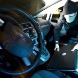 Les auteurs présumés agissent par opportunité, fouillent de manière systématique les véhicules
non fermés à clé et emportent toutes sortes de valeurs, décrit la police fribourgeoise (photo d'illustration).